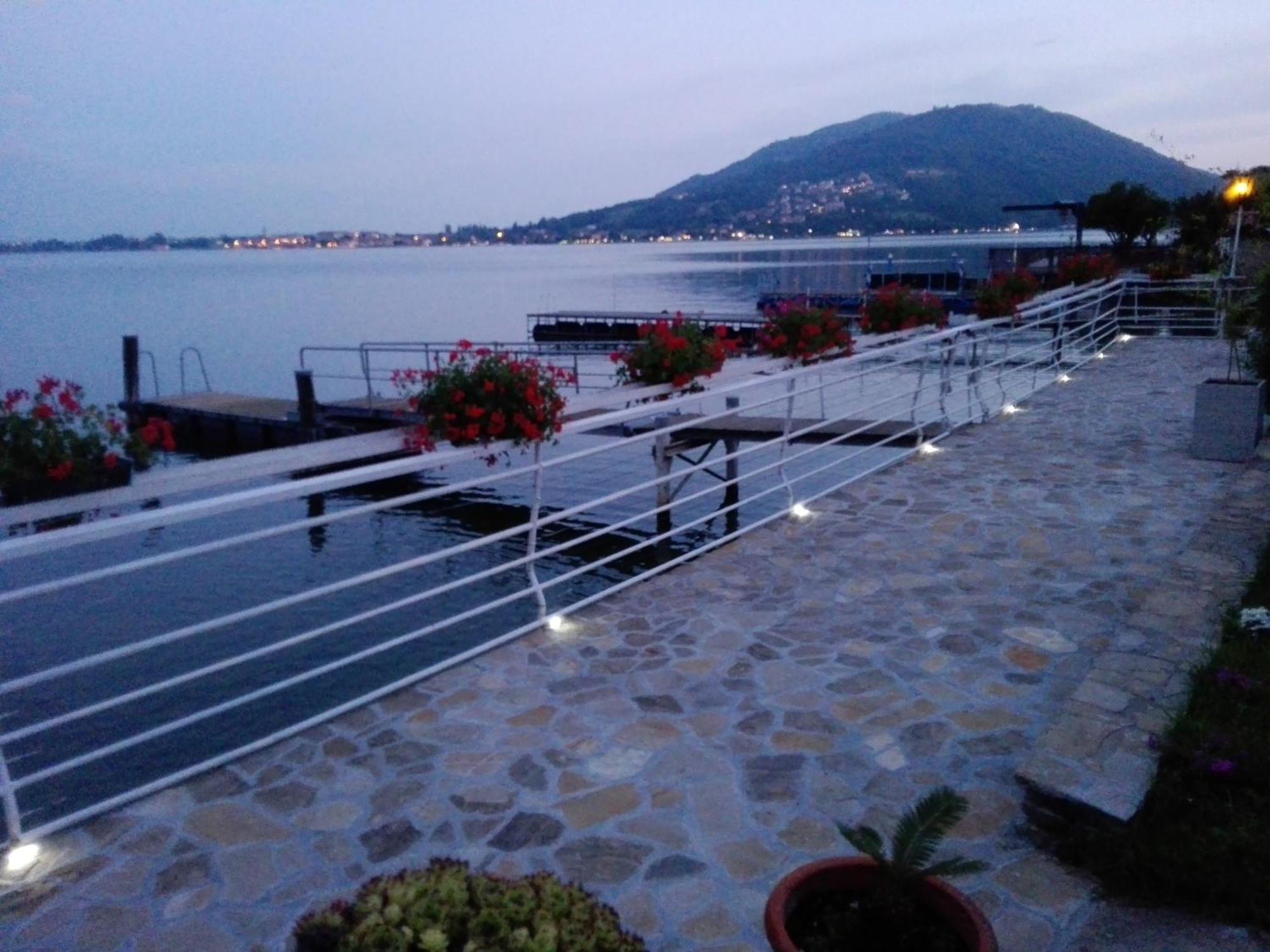 Villa Anastasye Your Lakefront Vacation Rental Predore Zimmer foto