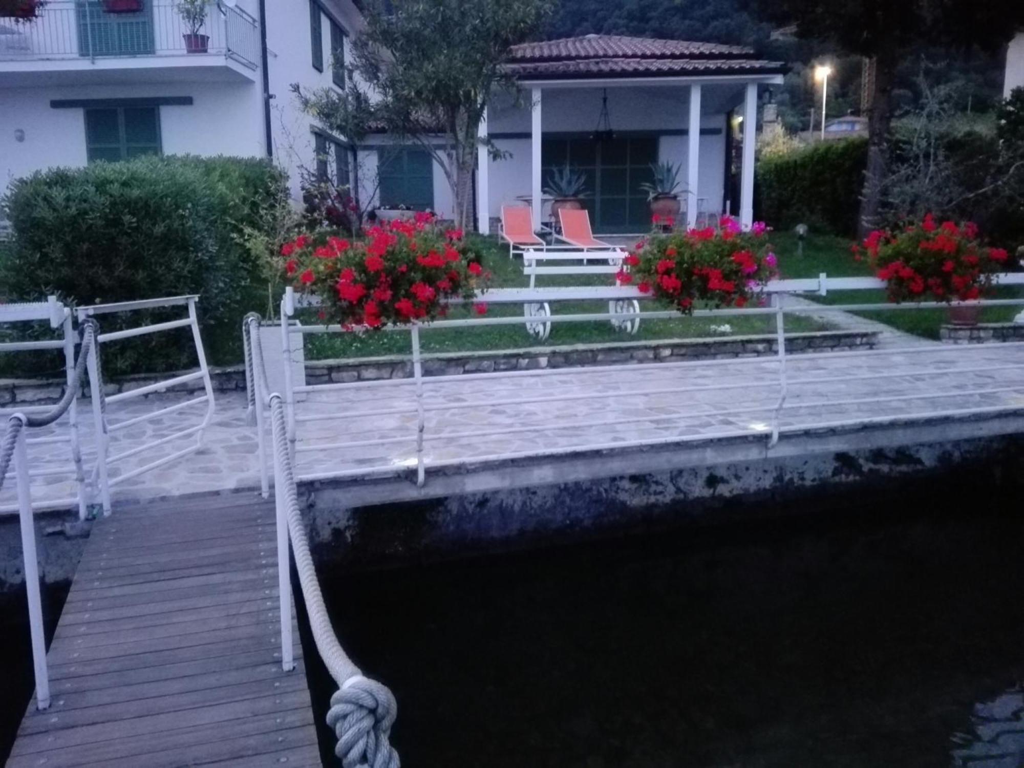 Villa Anastasye Your Lakefront Vacation Rental Predore Zimmer foto